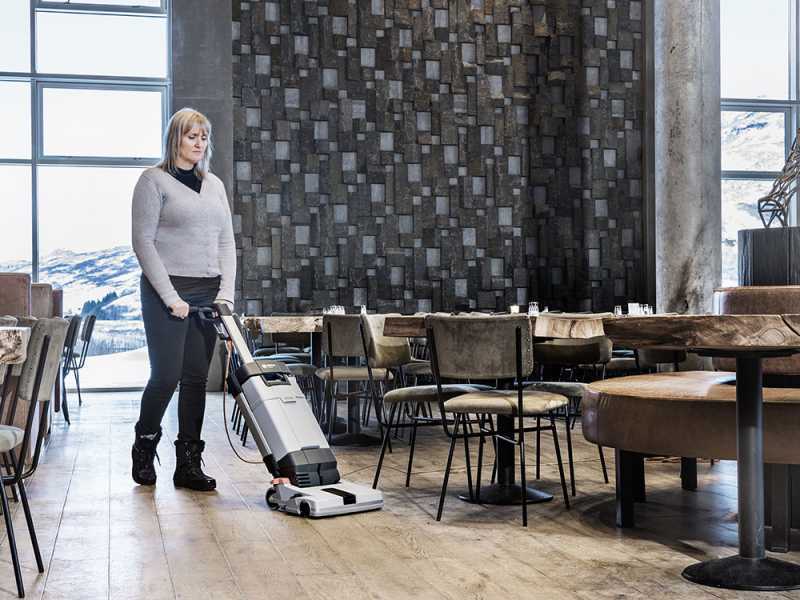 نظافت کافه رستوران با زمین شوی دستی